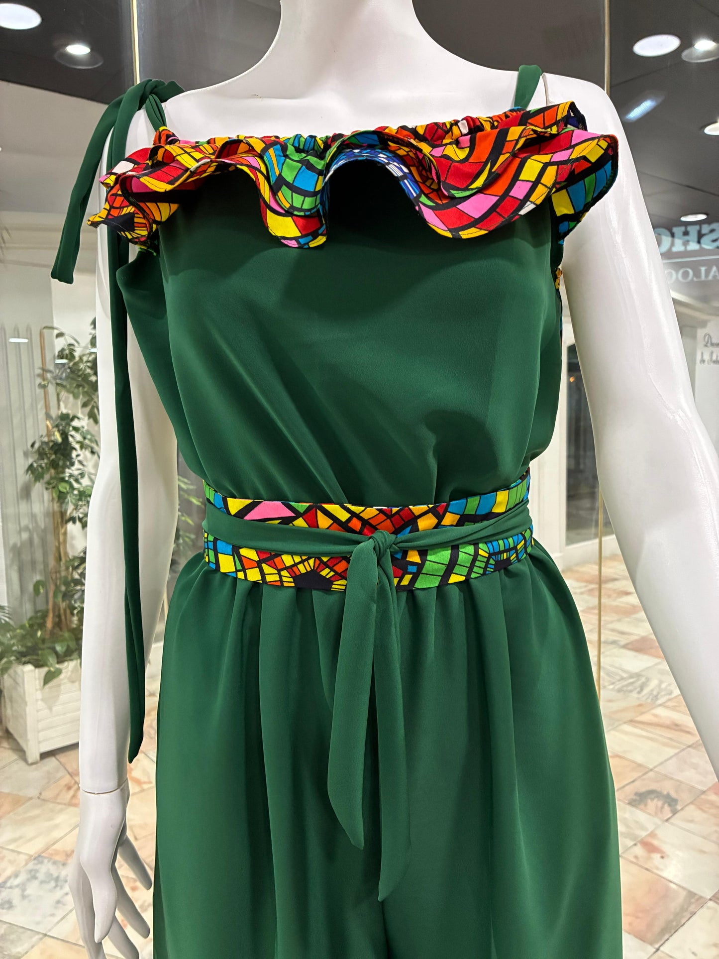 Macacão acinturado com elástico e cinto sem presilha