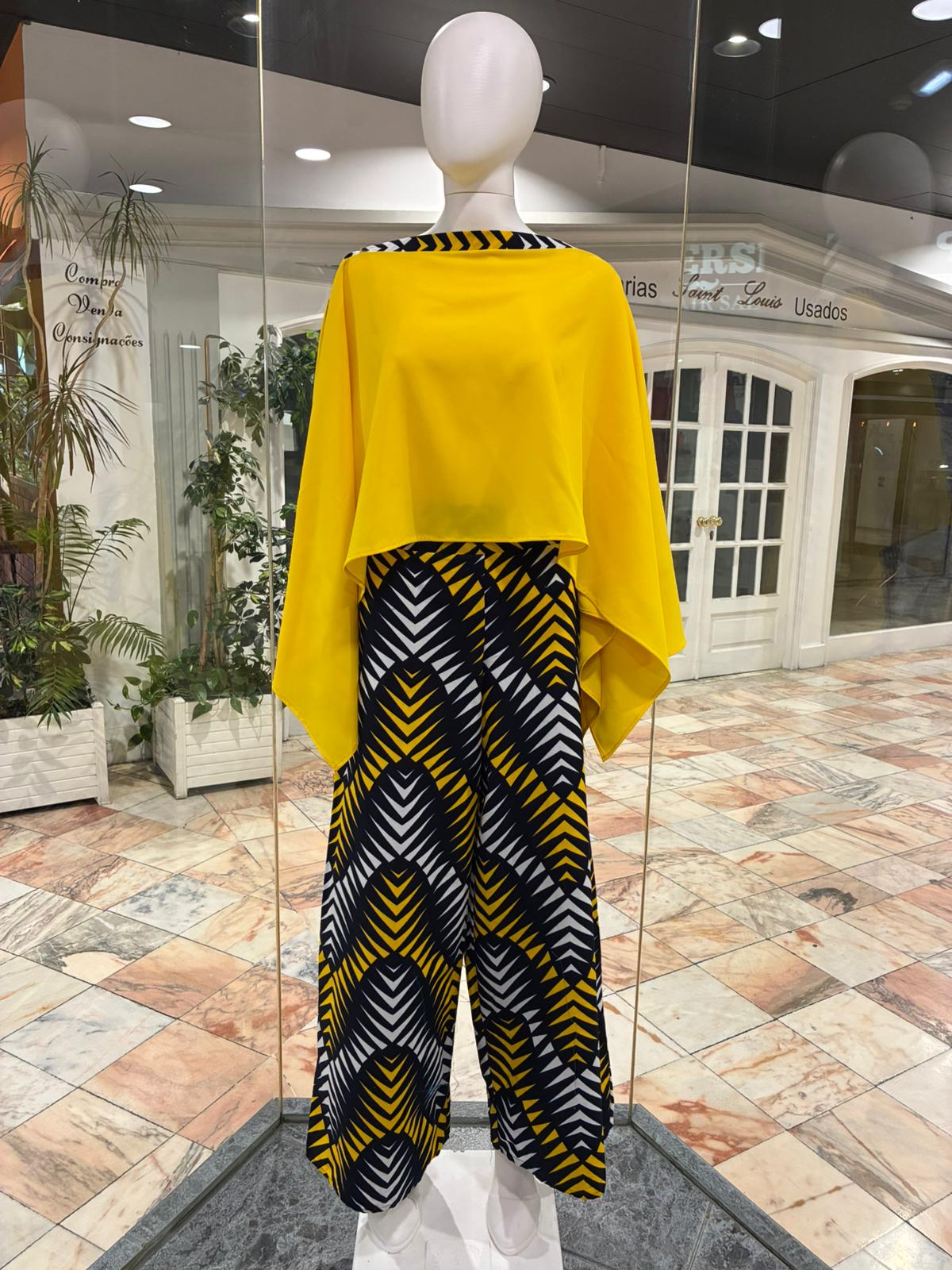 Calça pantalona com blusa capa