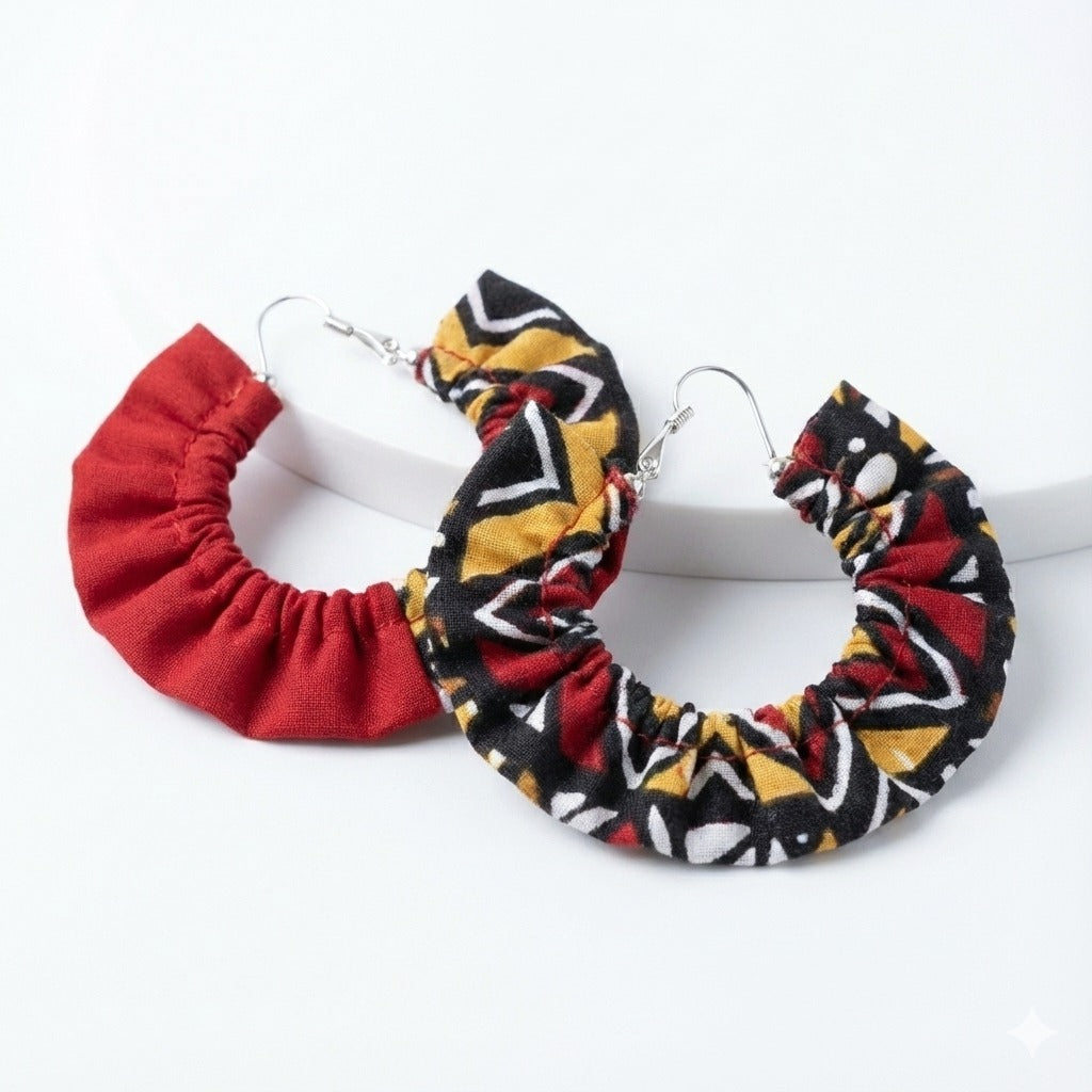 Elegant hoop earrings with a sculpted effect.