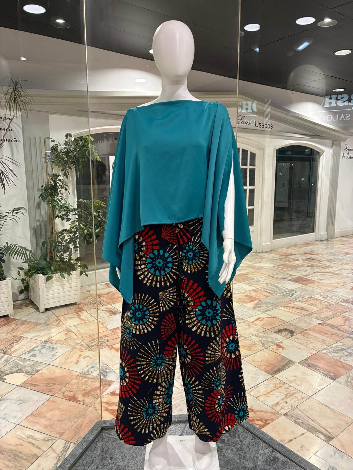 Calça pantalona com blusa capa