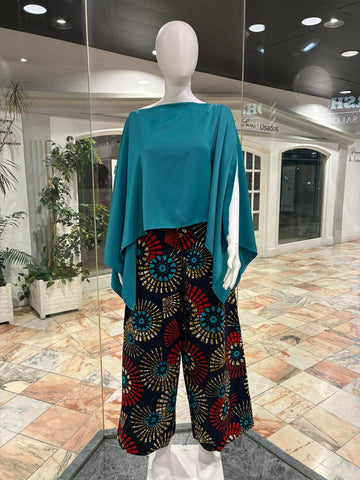 Calça pantalona com blusa capa