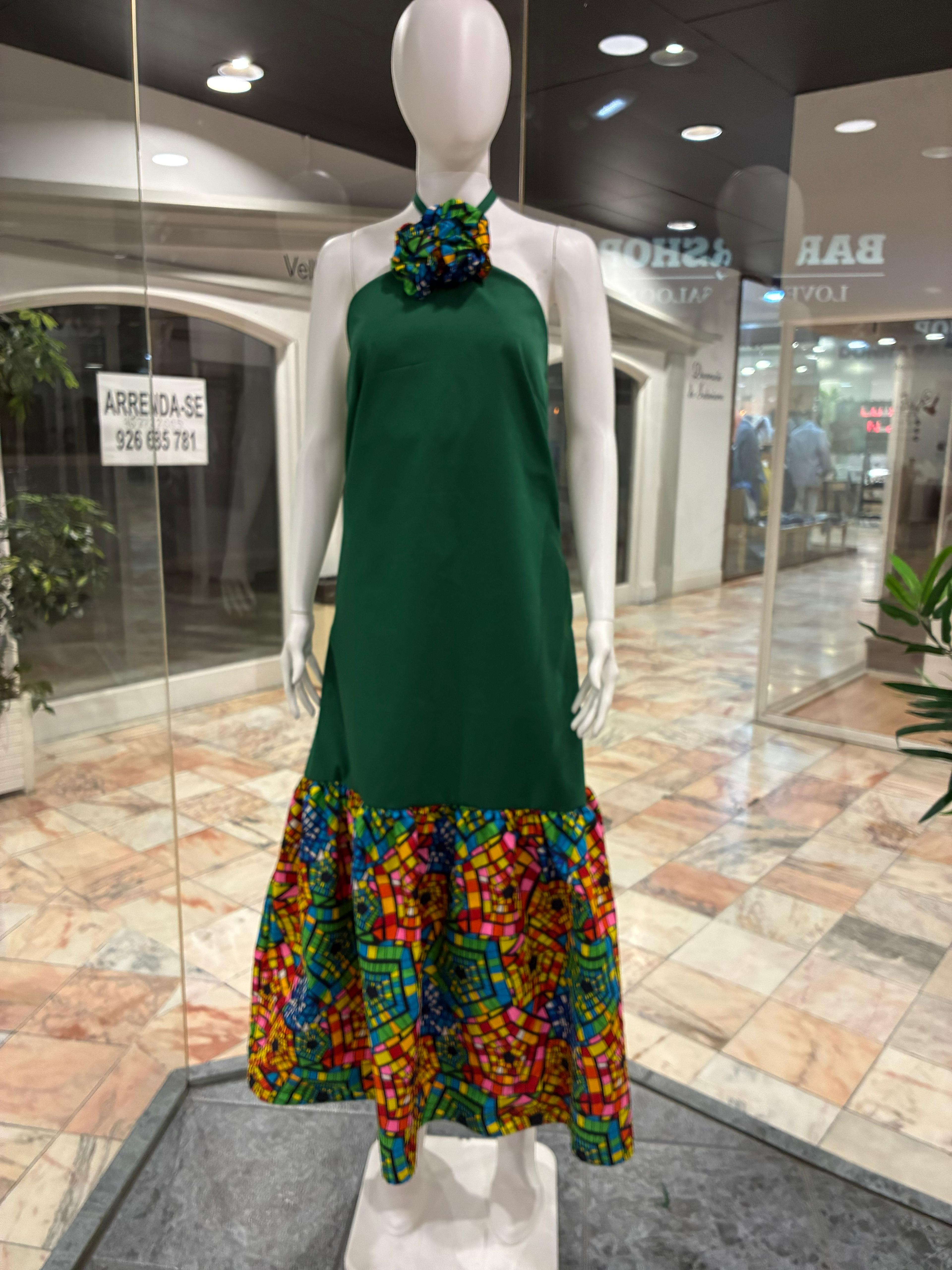 Vestido comprido com babado, decote americano, aberto nas costas